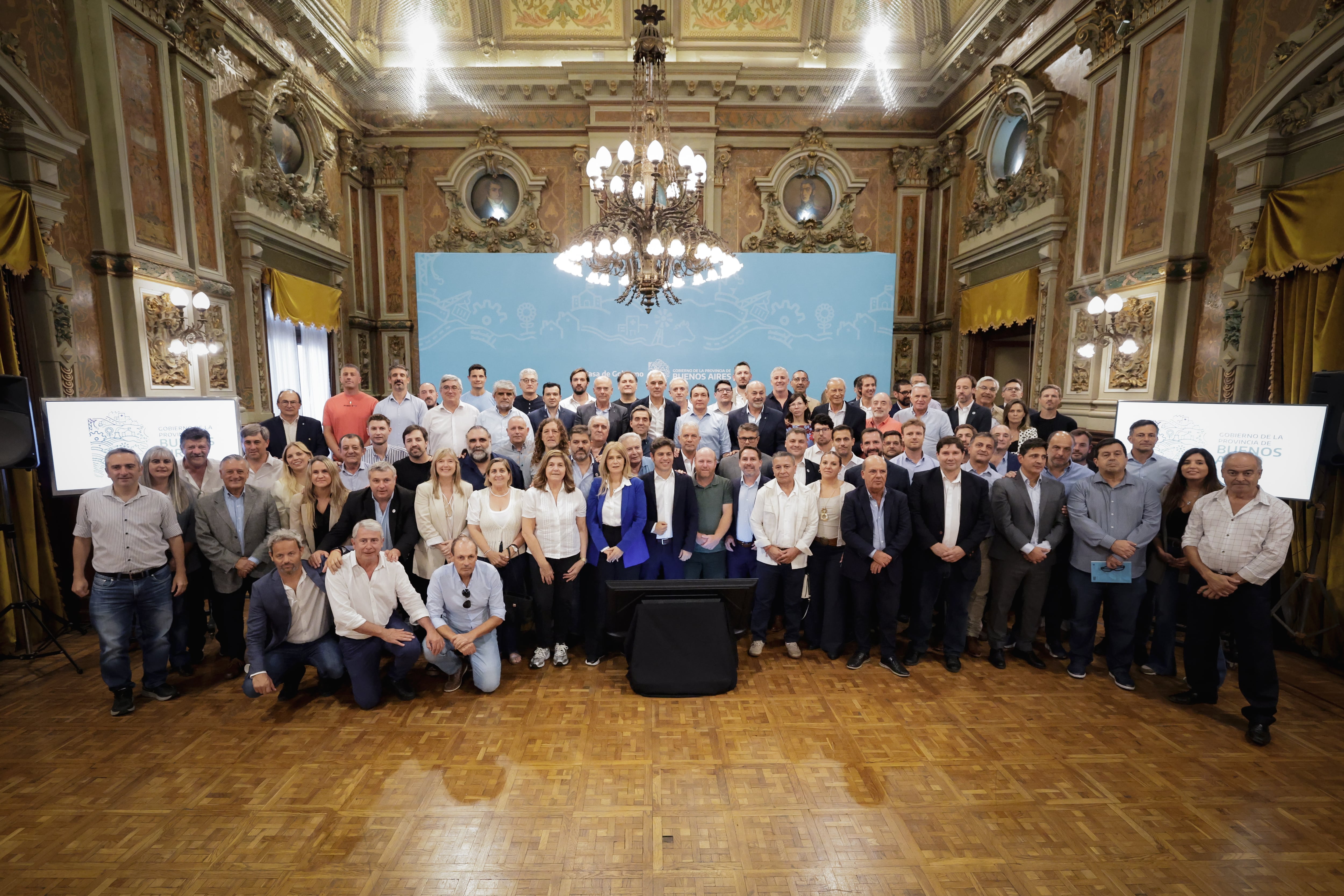 Kicillof con algunos de los intendentes y ministros que estuvieron presentes este miércoles en el Salón Dorado de la Gobernación