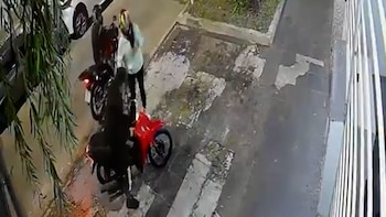Video: le robaron la moto, activó un dispositivo antirrobo con descarga eléctrica y frustró el asalto