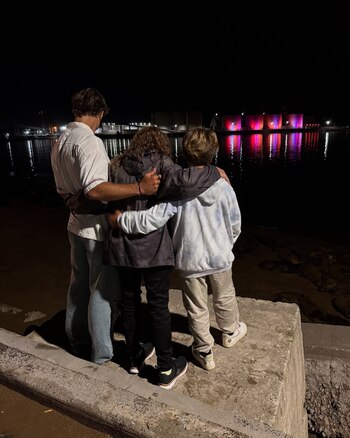 Matías, Gabriela y Momo admirando