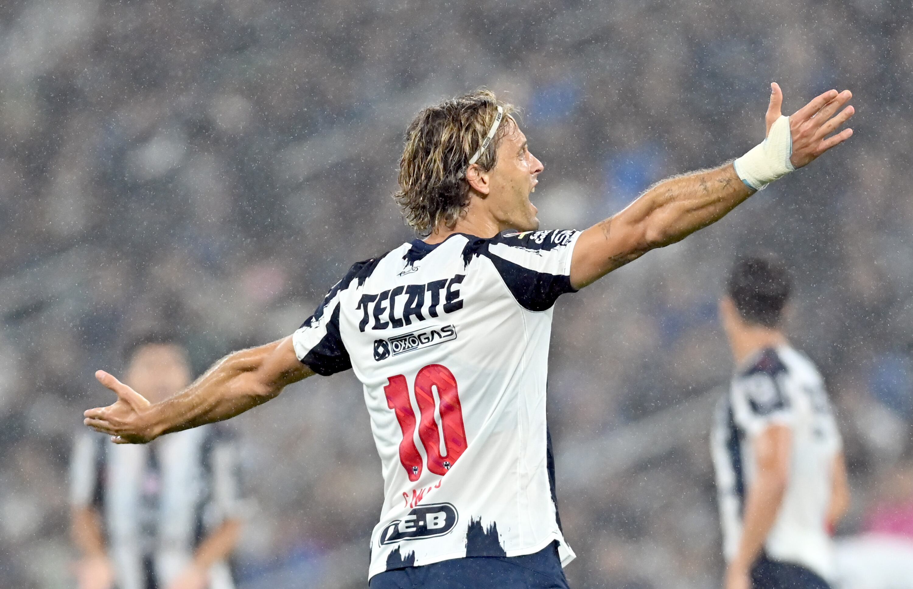 Sergio Canales de Monterrey reacciona este miércoles, en el partido de ida de los cuartos de final de la Liga MX entre Monterrey y América en el estadio BBVA, en Guadalupe (México). EFE/ Miguel Sierra