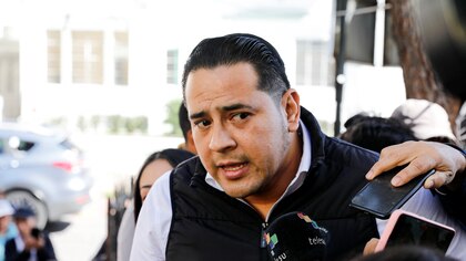 “Mamá, no demores tanto”: el pedido a su madre del hijo del ex diputado correísta y prófugo de la justicia de Ecuador