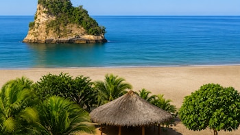 Tumaco, entre playas de arena negra, manglares y avistamiento de ballenas en octubre: así prevalece El Morro tras la caída de su arco
