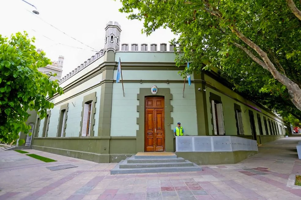 El gobierno de Neuquén ejecutó siete cesantías en una jornada que abarcó distintas áreas de la administración pública provincial, desde hospitales hasta la Jefatura de Policía