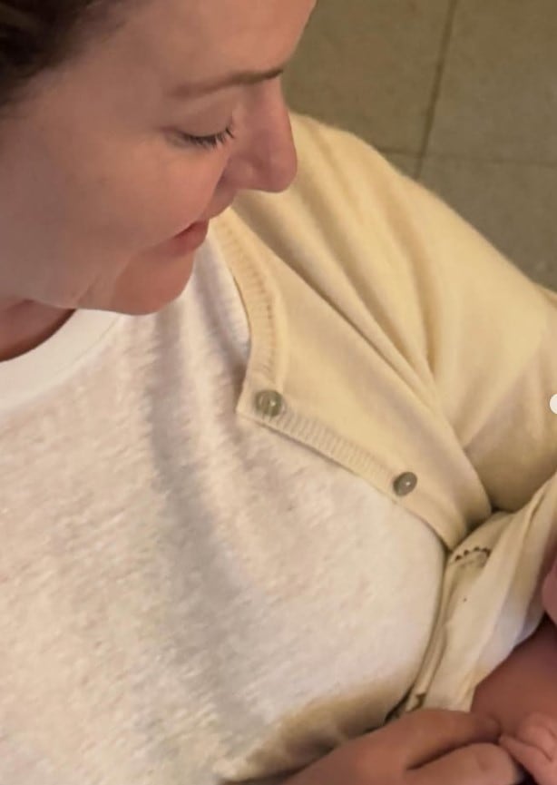 La emoción de Clara Darín al cargar por primera vez a su sobrino Dante, hijo de Chino y Úrsula Corberó (instgram)