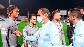 Ramón Díaz dirige a André