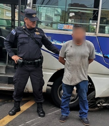 Las autoridades revelaron que el responsable del percance ignoró señales de tránsito y carecía de documentación para conducir (Foto cortesía PNC)