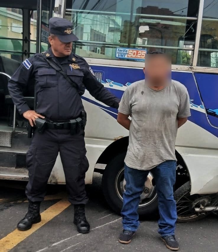 Las autoridades revelaron que el responsable del percance ignoró señales de tránsito y carecía de documentación para conducir (Foto cortesía PNC)