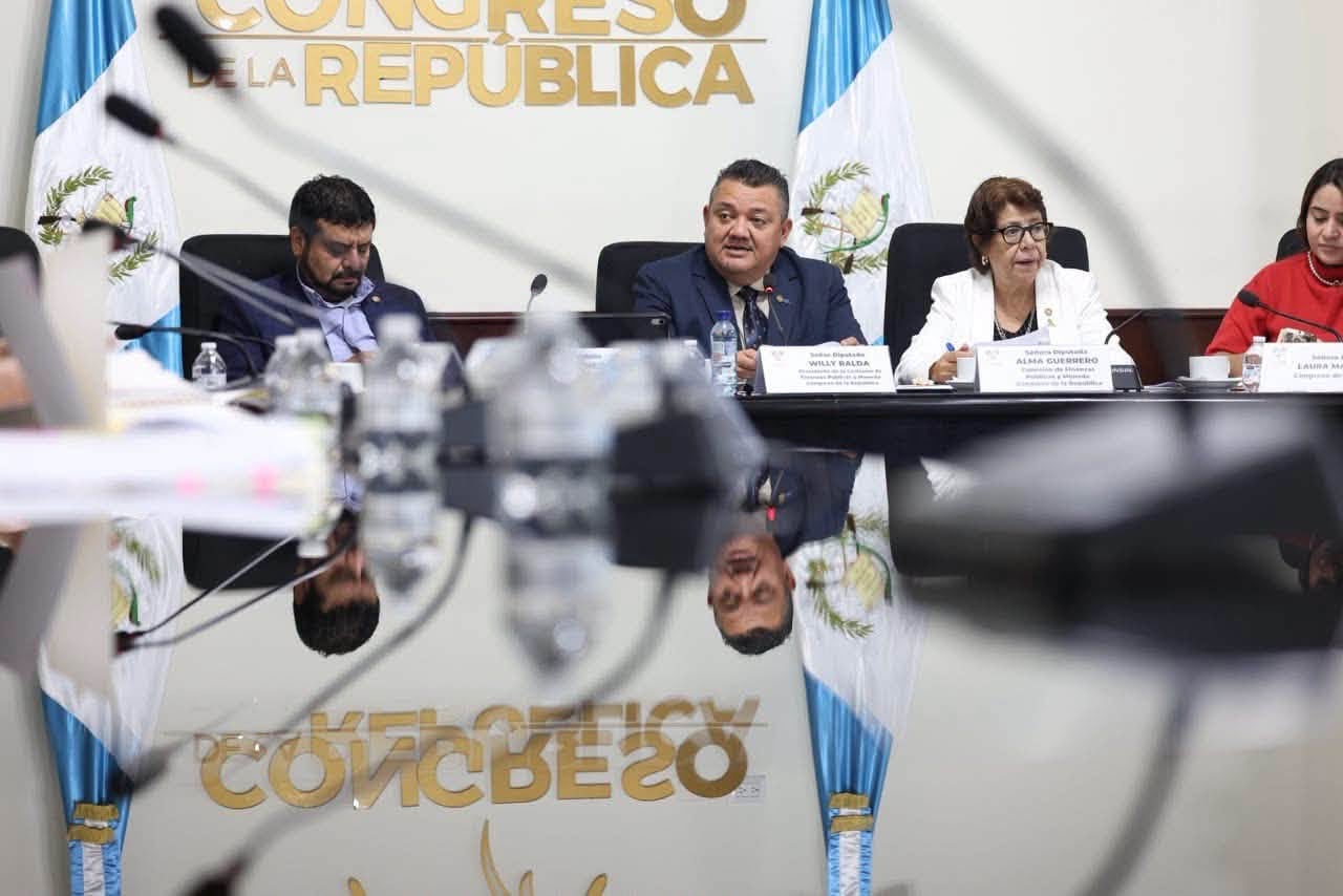 Una pantalla digital expone la propuesta de fortalecimiento institucional y ampliación presupuestaria del Instituto Nacional de Bosques de Guatemala para el año 2027. (INAB Guatemala)