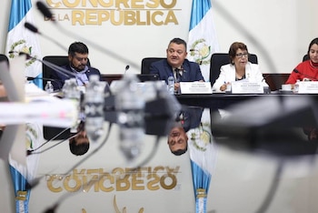 Pantalla con una presentación del Instituto Nacional de Bosques de Guatemala sobre presupuesto, con textos y fotografías de zonas boscosas