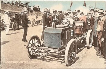 Dorothy Levitt sobre un Napier