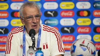 Jorge Fossati dirigió a Perú por 6 partidos en las Eliminatorias 2026. - Crédito: AP