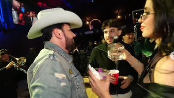 Así salió de fiesta Emma Coronel y el cantante de narcocorridos Roberto Tapia: tequila y banda en vivo con influencers