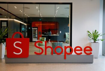 Imagen de archivo del logotipo de Shopee, la unidad de comercio electrónico de la compañía del sudeste asiático Sea Ltd, en su oficina en Singapur. 5 de marzo, 2021. REUTERS/Edgar Su/Archivo