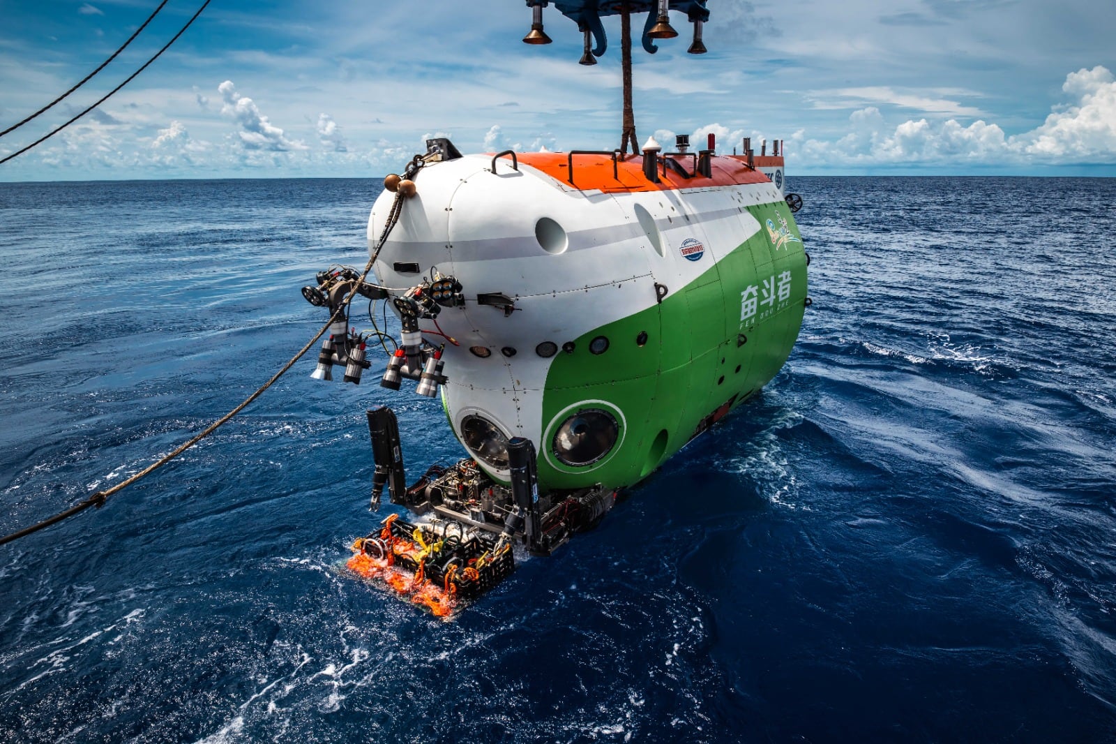 El buque chino Tan Suo Yi Hao alberga al submarino Fendoushe, único del mundo capaz de sumergirse en lo más profundo del océano