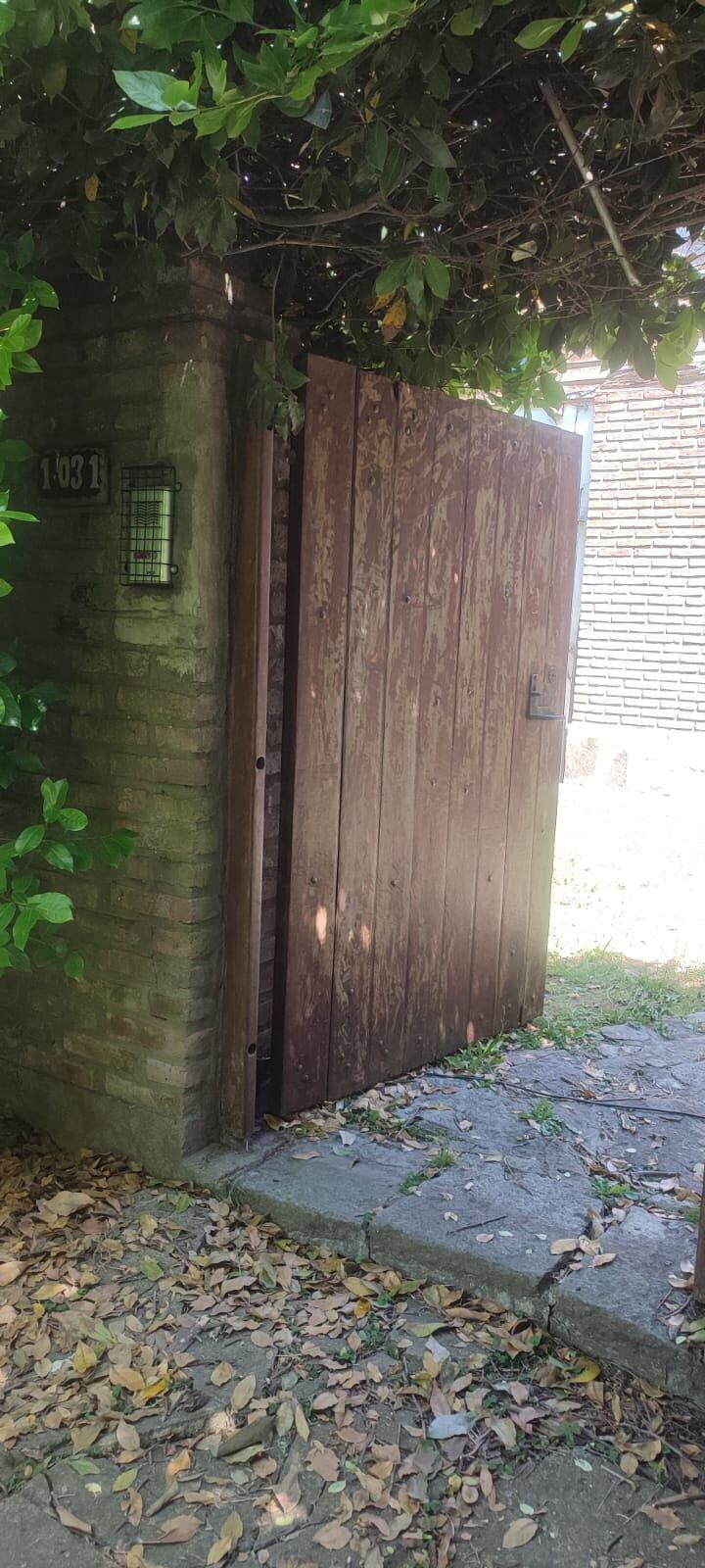 La puerta de entrada de la casa de Franco