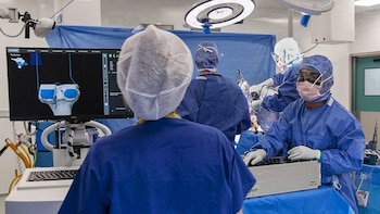 La cirugía de reemplazo de rodilla asistida por robots no es mejor que los procedimientos tradicionales con cirujanos, concluye un ensayo