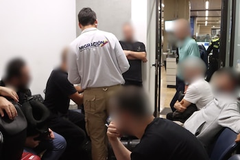 Las autoridades migratorias colombianas devolvieron a un grupo de personas tras identificar intentos vinculados con actividades relacionadas al turismo sexual aprovechando fiestas privadas y compra de servicios no autorizados para extranjeros - crédito Esteban Mantilla / Migración Colombia