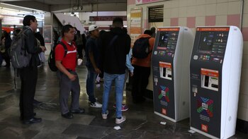 Hombre roba dinero de máquinas