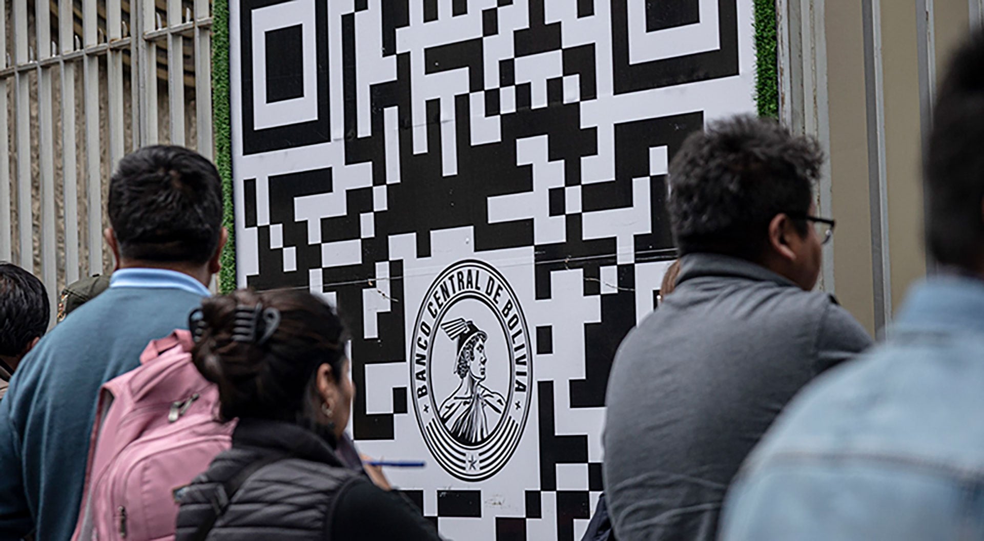 Personas hacen fila para comprar dólares en el Banco Central de Bolivia al inicio de la crisis de escasez de esta divisa. Marcelo Perez del Carpio/Bloomberg