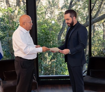 Entre gestos protocolares y liderazgos