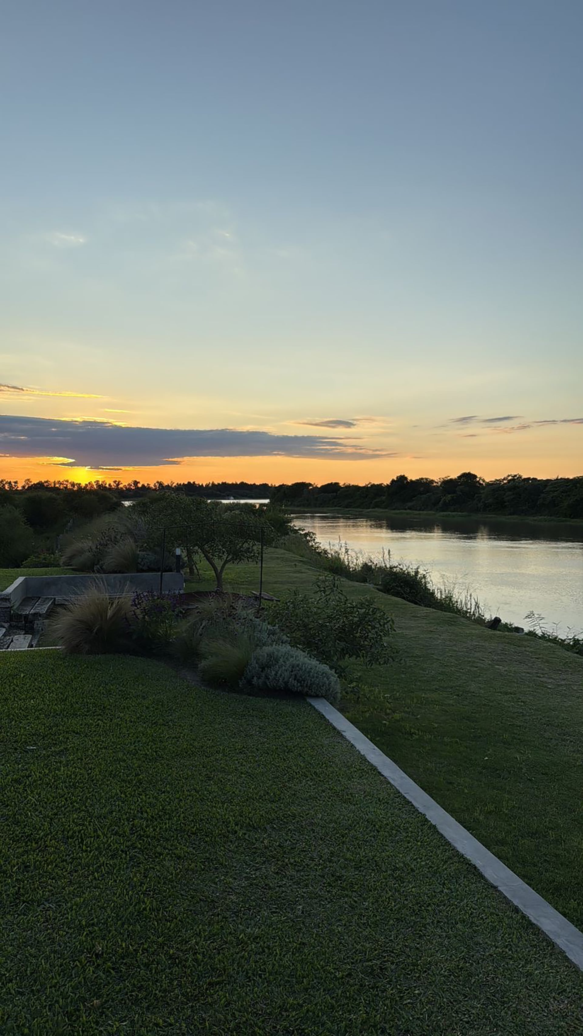 Ritual frente al río. El fogonero, rodeado de troncos y árboles autóctonos, también es el rincón preferido para las tardes de mate en verano