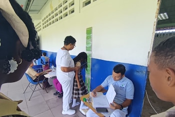 Una enfermera y un Técnico de Salud atienden a jóvenes en un centro educativo de la ciudad de Panamá. (Minsa)