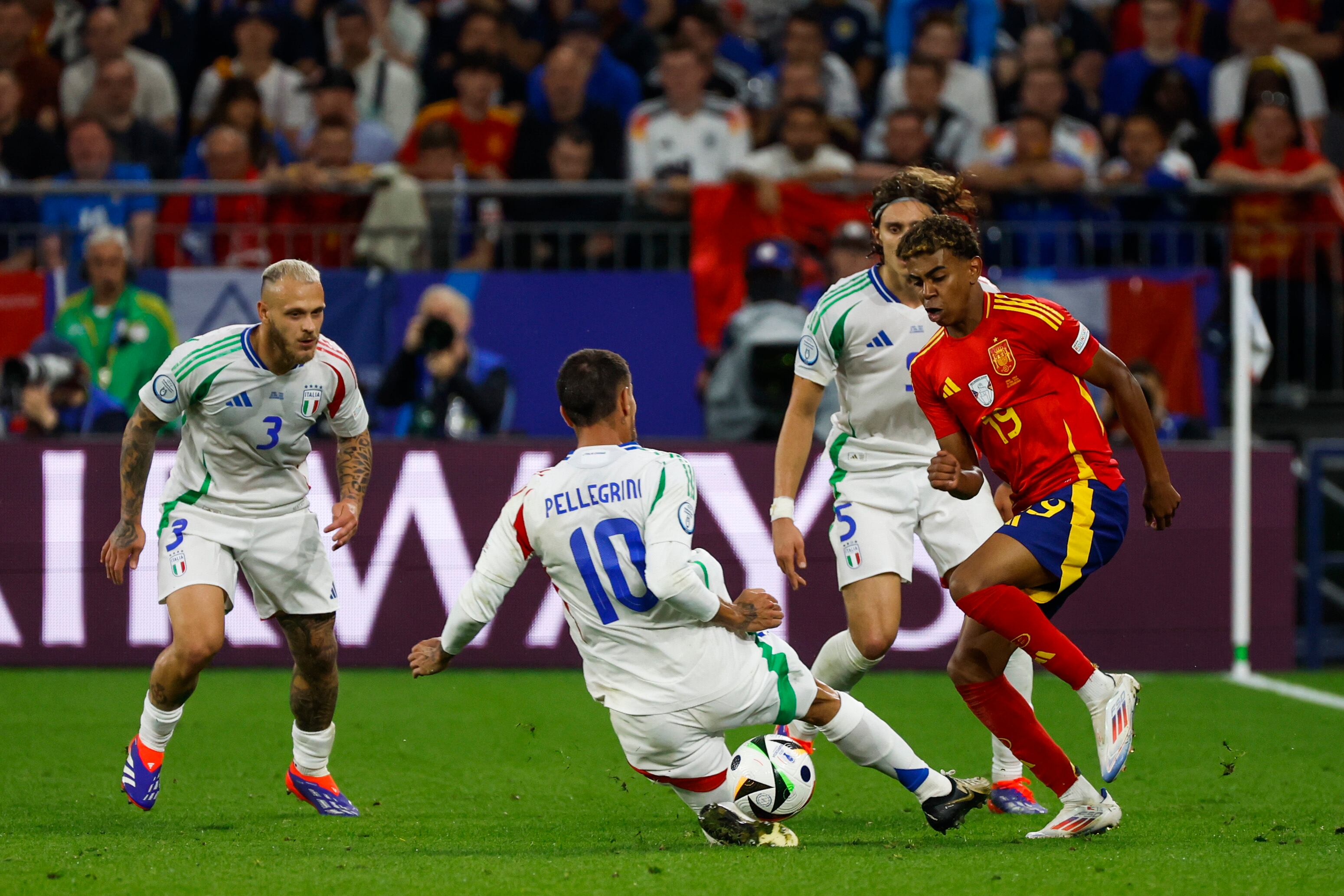 El delantero de la selección española de fútbol Lamine Yamal (EFE//JJ Guillén)