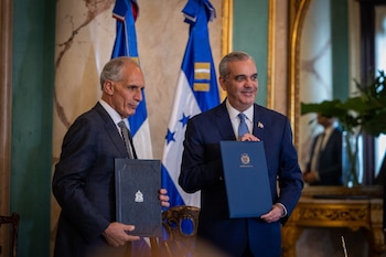 Honduras busca reforzar la capacidad operativa de la Policía Nacional y la Policía Militar con equipamiento militar dominicano ante el crimen organizado transnacional. (Foto cortesía Presidencia de la República Dominicana)