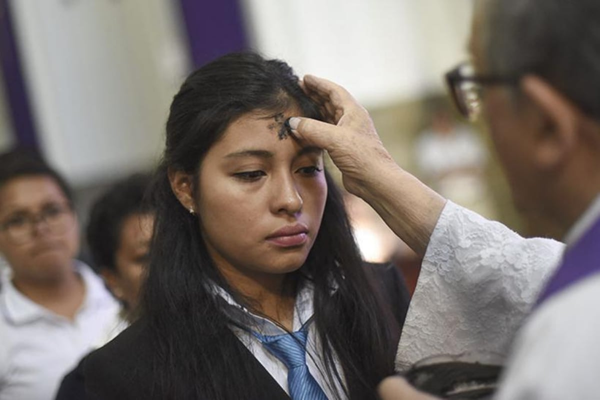 Prepararse espiritualmente para el Miércoles de Ceniza implica reflexión personal, oración sincera y establecimiento de propósitos de mejora. Créditos: AFP