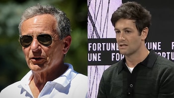 Dos hombres en un diptych. A la izquierda, hombre con canas, gafas de sol y polo blanco. A la derecha, hombre joven con polo oscuro frente a un logo Fortune