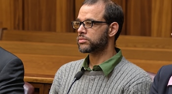 Alberto Sierra, de 42 años, en la sala de audiencias. El cubano fue hallado culpable de torturar y asfixiar a Gladys Machado y a sus dos hijas en 2012 (Cortesía: Univisión).