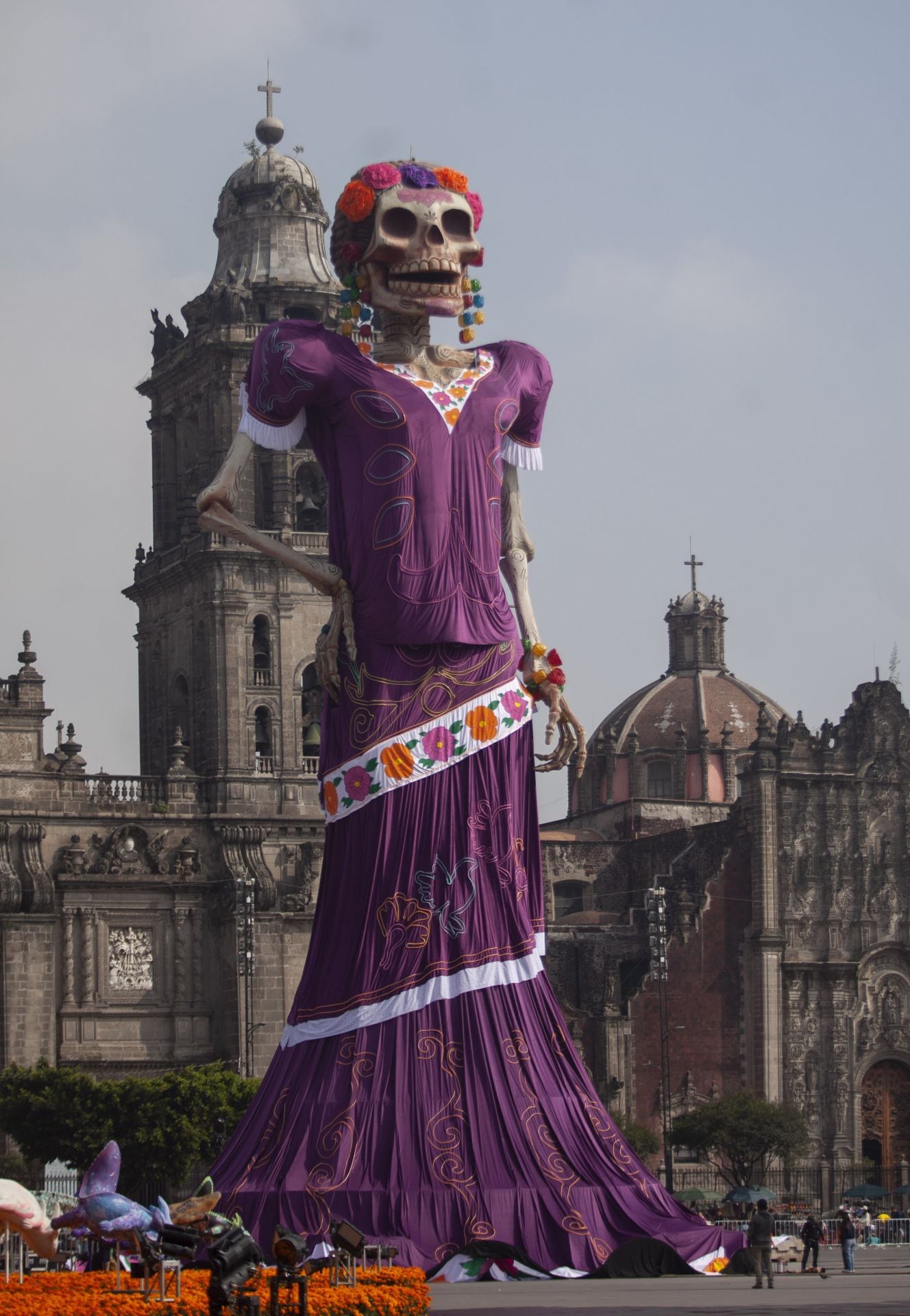 CIUDAD DE MÉXICO, 29OCTUBRE2026.- Últimos detalles de la Catrina gigante de 32 metros en el Zócalo a horas de ser inaugurado para acceso al público transeúntes aprovechan para tomar fotos.FOTO: ANDREA MURCIA /CUARTOSCURO.COM