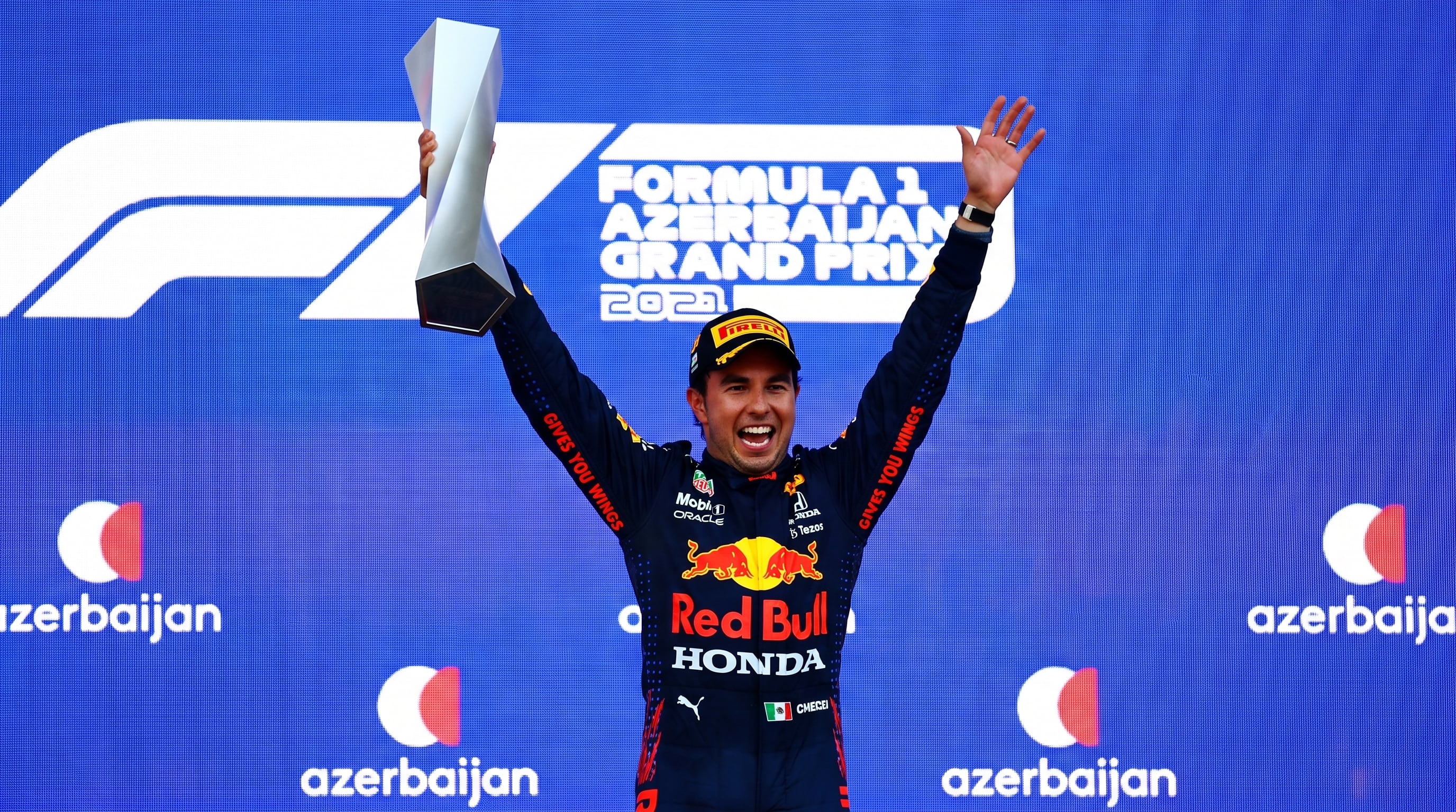 El piloto Sergio Pérez levanta el trofeo en Bakú tras paso por Red Bull. (Imagen Ilustrativa Infobae)