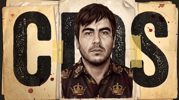 Retrato ilustrado de hombre con barba y camisa de coronas. Fondo de papeles viejos con letras negras CDS y salpicaduras rojas.
