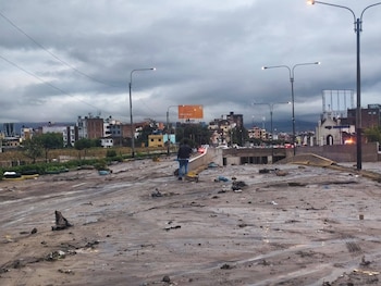 Un hombre camina por una