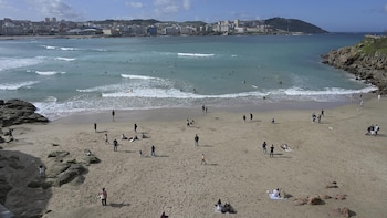 Expectación y curiosidad en las horas previas al eclipse en Galicia: "Es un acontecimiento a compartir"