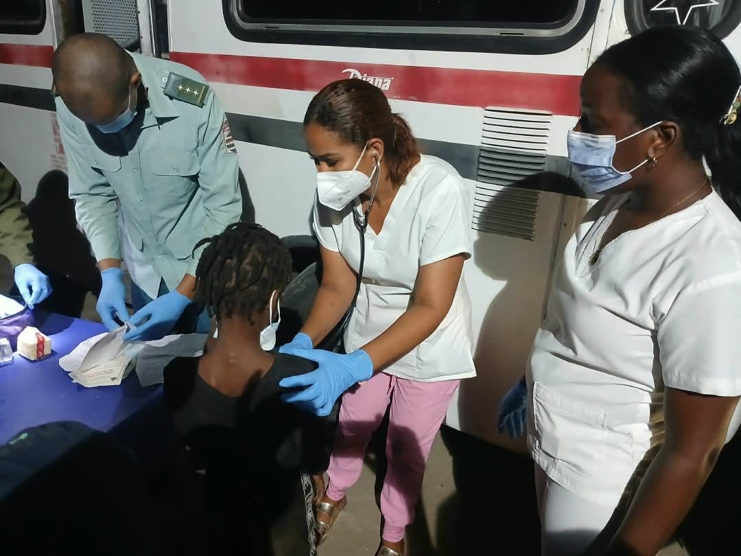 La Dirección General de Salud de Camagüey ratificó que la medicina privada continúa prohibida en Cuba y advirtió acciones legales contra la oferta de servicios con fines de lucro. (Cortesía: Cruz Roja Cubana Santiago Cuba)