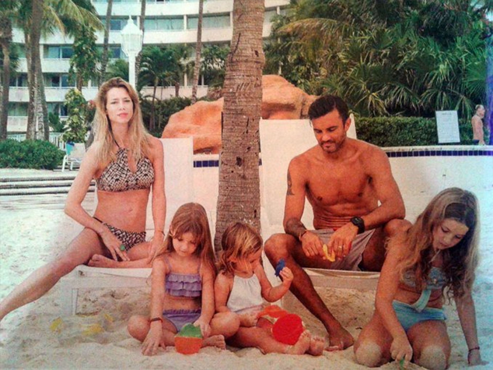 Nicole Neumann junto a Fabián Cubero y sus tres hijas previo al divorcio que desencadenó la polémica entre ambos (Archivo)