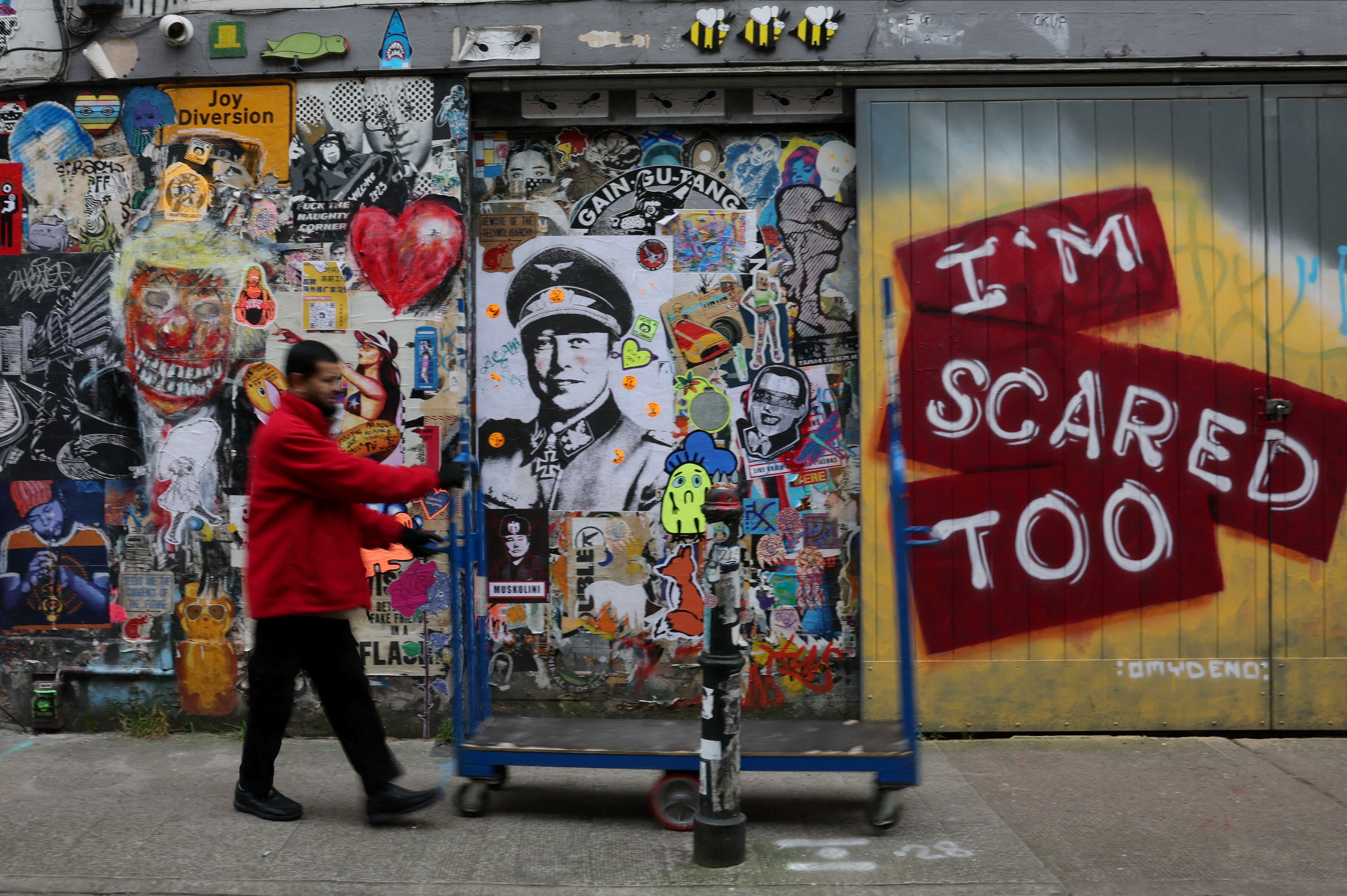 Elon Musk dibujado con un uniforme del ejército nazi, en una pared de Londres. (REUTERS/Isabel Infantes)