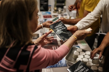 Os fiéis compram livros, azeites e outros produtos comercializados pela Prelazia de São Pedro e São Paulo, que não são aceitos pela Igreja (Foto PATRICIA DE MELO MOREIRA/AFP)