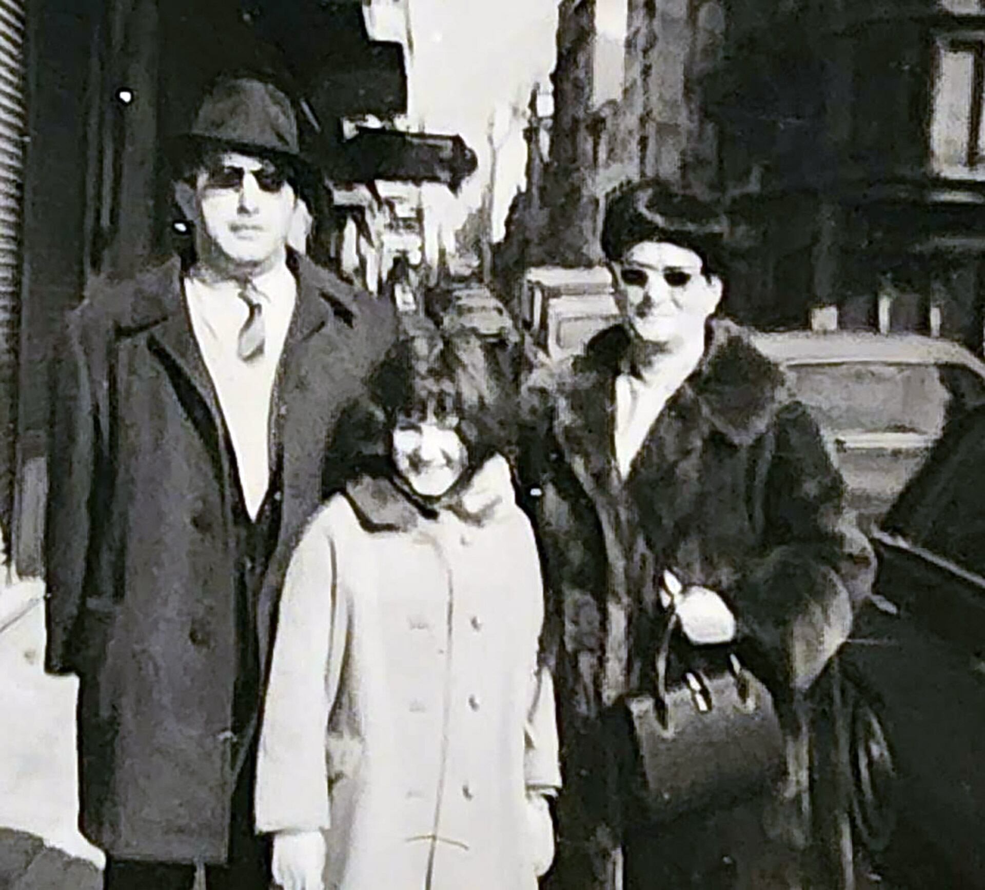 Julia Zenko entre su abuela Ana (Jane) y David (Duved), su abuelo del corazón, “quien fue lo mejor de mi infancia”