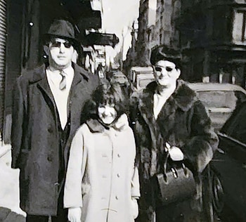 Julia Zenko entre su abuela