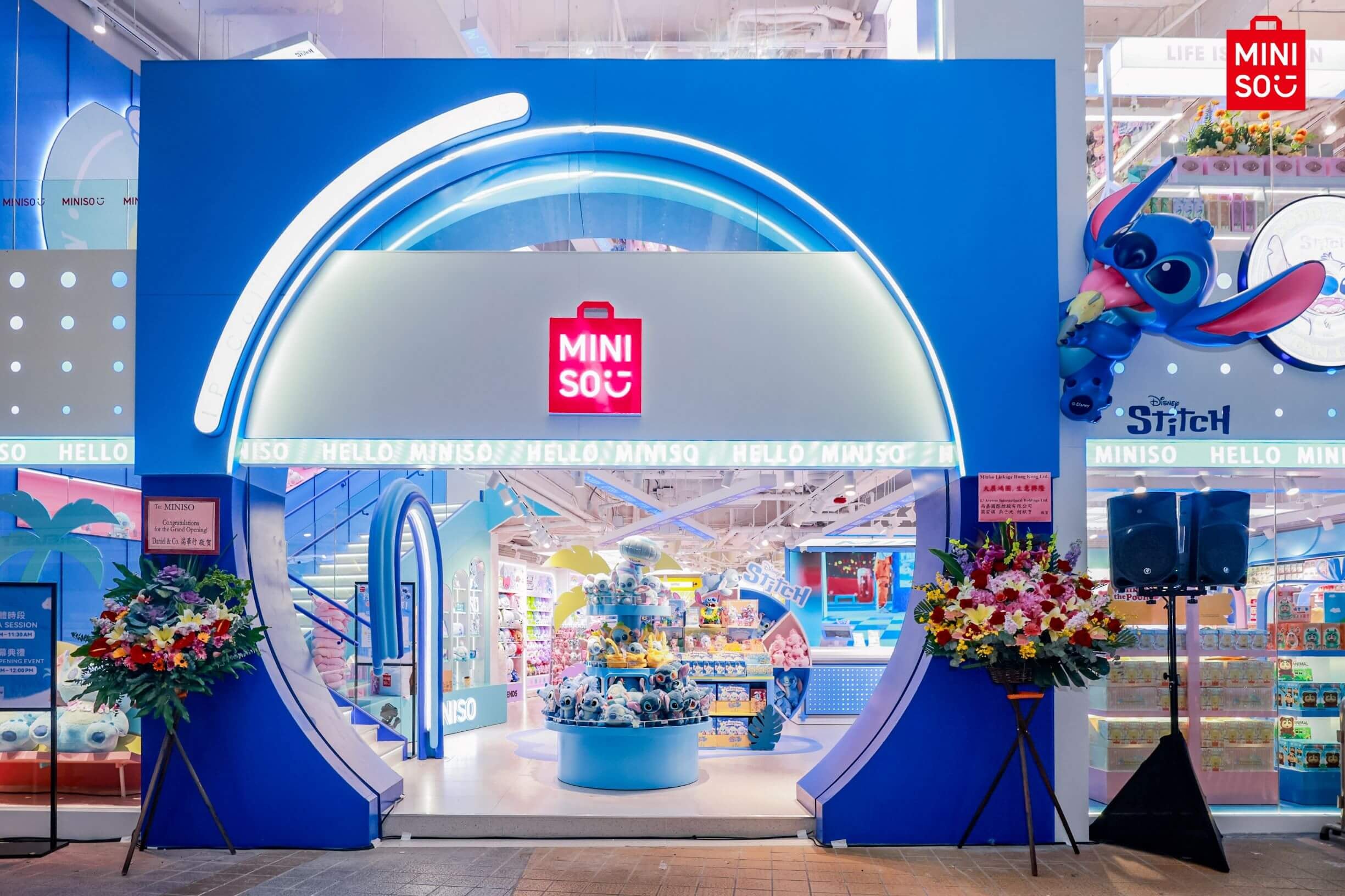 El exterior de la tienda de Miniso en Hong Kong, decorada con la temática de Lilo & Stitch