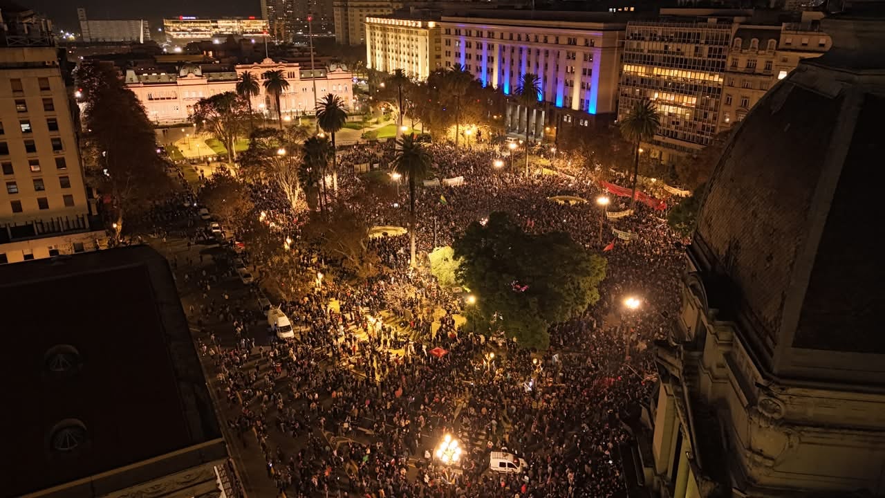 La multitud que se juntó espontáneamente en Plaza de Mayo para recordar al Indio Solari (Fotografía: Gastón Taylor)