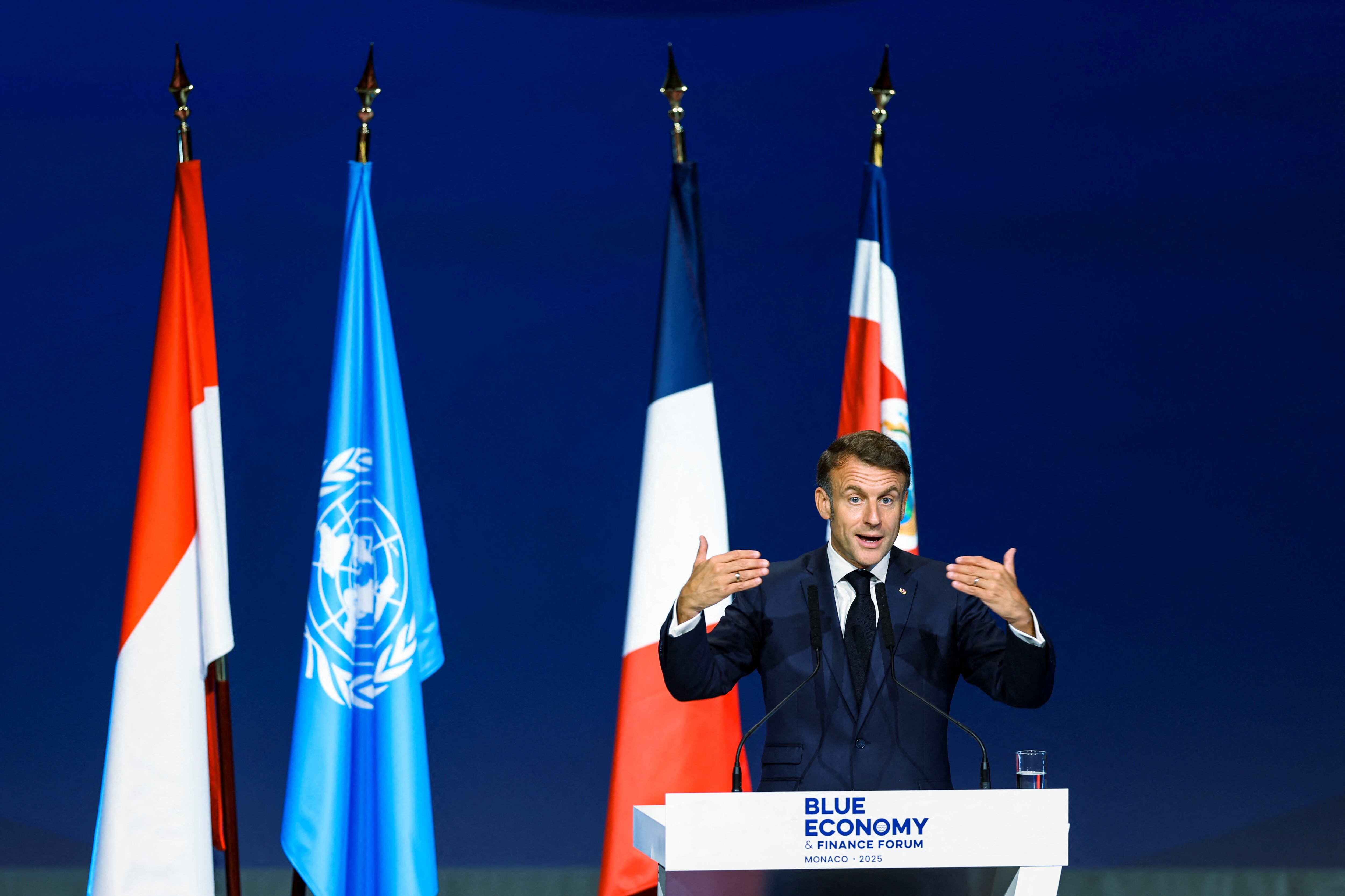 El presidente de Francia, Emmanuel Macron, pronuncia un discurso durante el Foro de Economía y Finanzas Azules (BEFF) en el Foro Grimaldi en Mónaco, el 8 de junio de 2025 (REUTERS/Manon Cruz)
