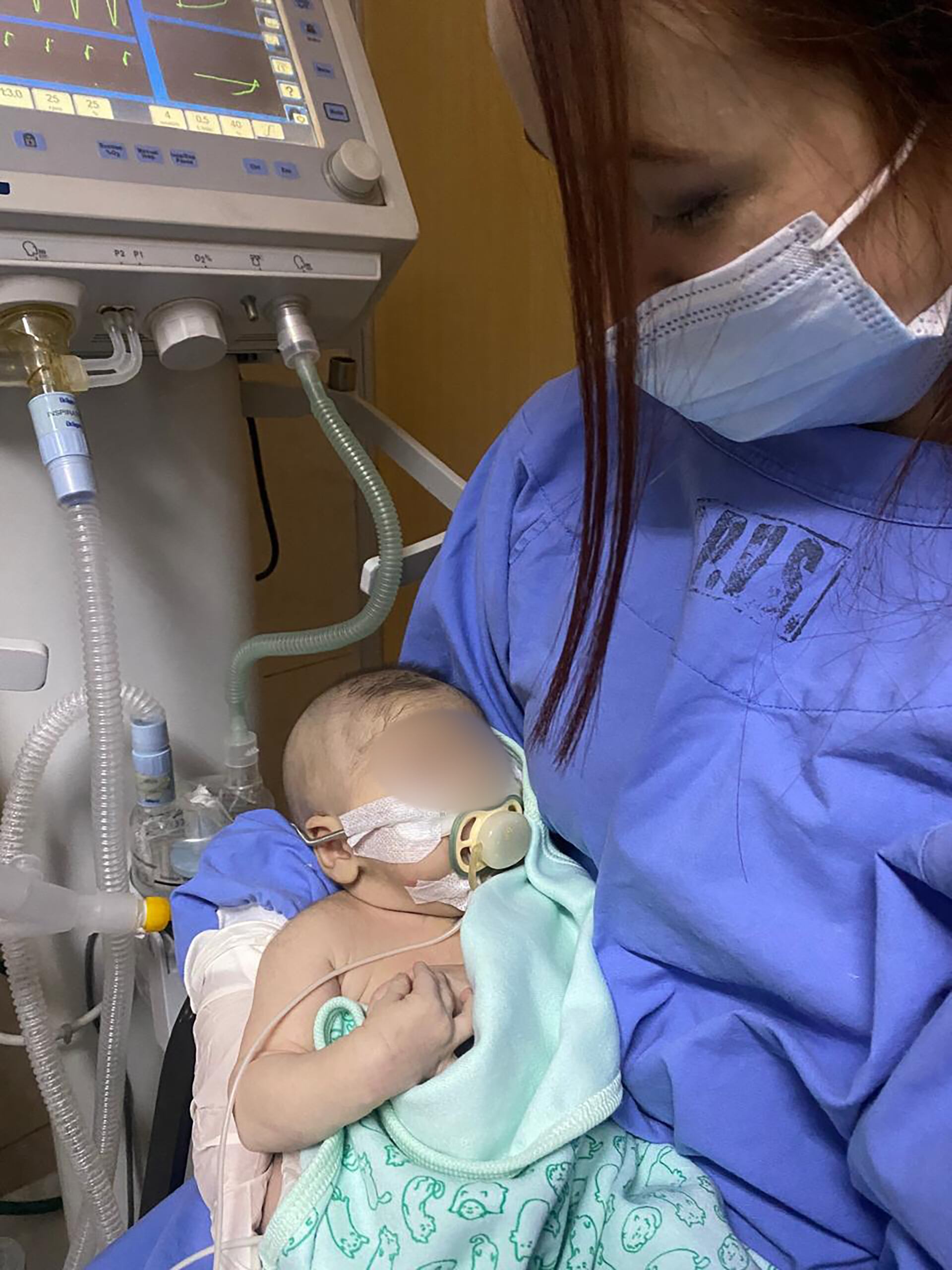 Junto a su mamá Sol en Neonatología. Este martes, después de 110 días, lo trasladaron a una sala común en el sector de pediatría