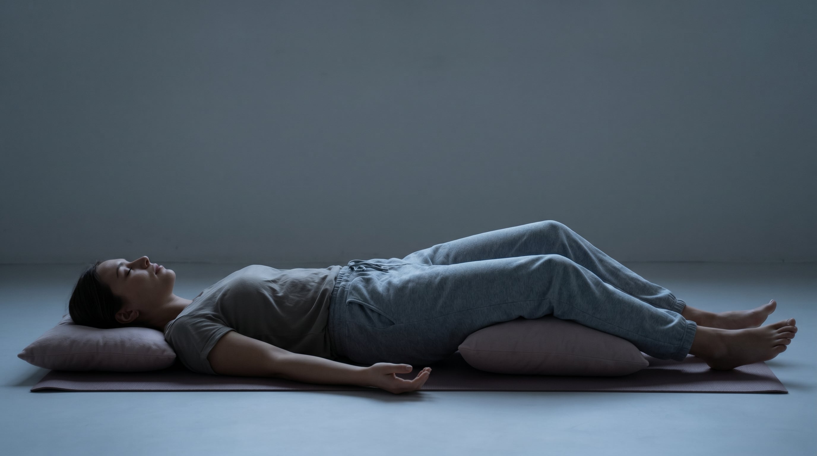 La técnica de relajación muscular progresiva consiste en tensar y relajar grupos musculares para distinguir entre tensión y relajación corporal y mental (Imagen Ilustrativa Infobae)