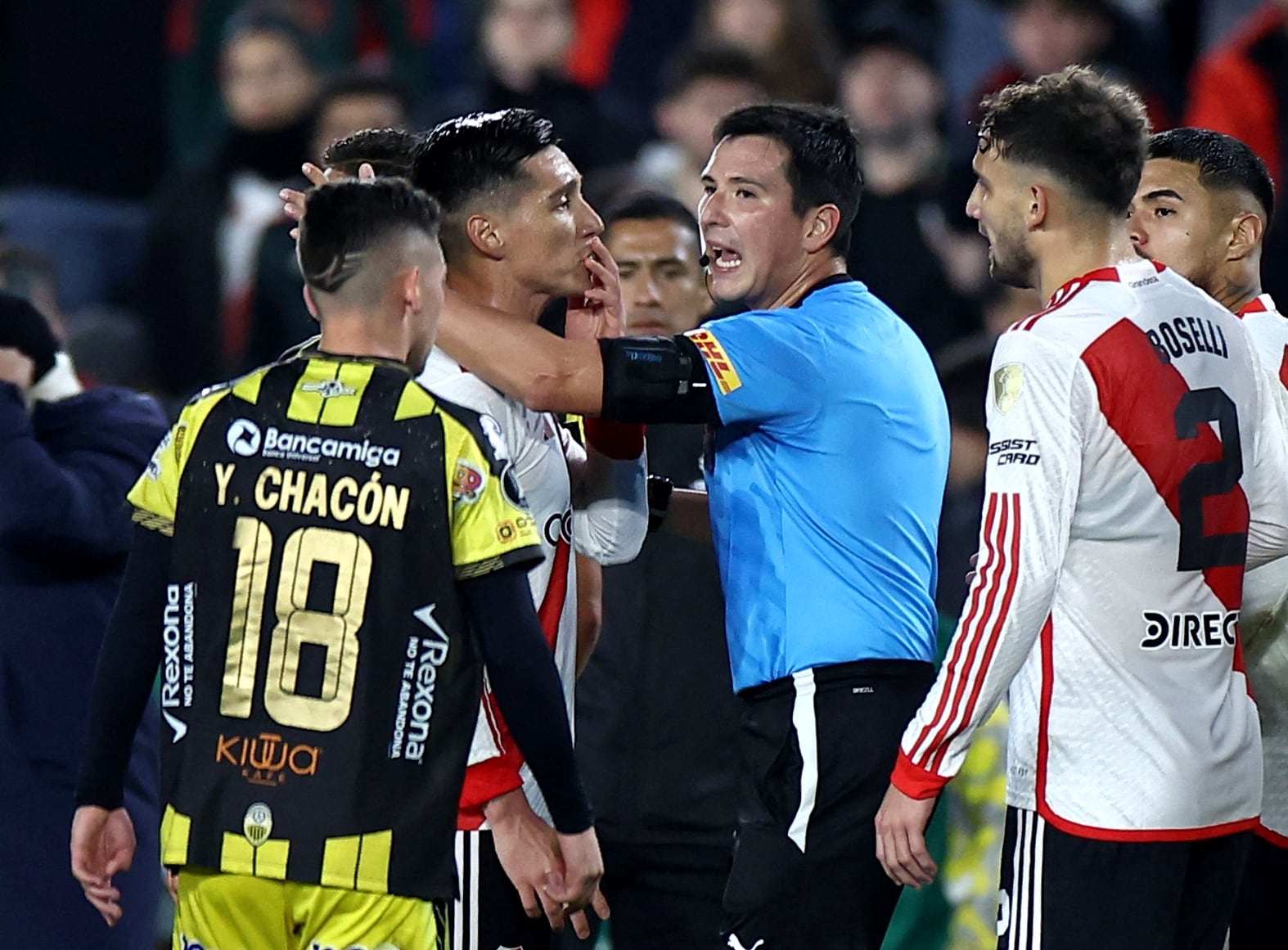 Árbitro peruano no duelo em Montevidéu – crédito Agustín Marcarian/REUTERS