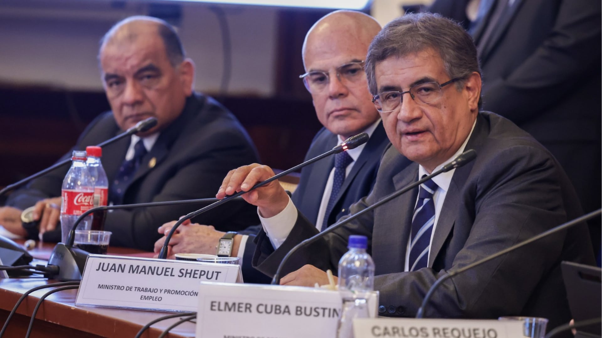 El ministro Juan Sheput expone ante el Congreso de Perú la propuesta del Poder Ejecutivo para obtener facultades legislativas.