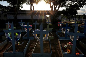 IMAGEN DE ARCHIVO. Tumbas de personas que murieron a causa del COVID-19 se ven en el cementerio Parque Taruma, en Manaos, Brasil, Mayo 20, 2021. REUTERS/Bruno Kelly